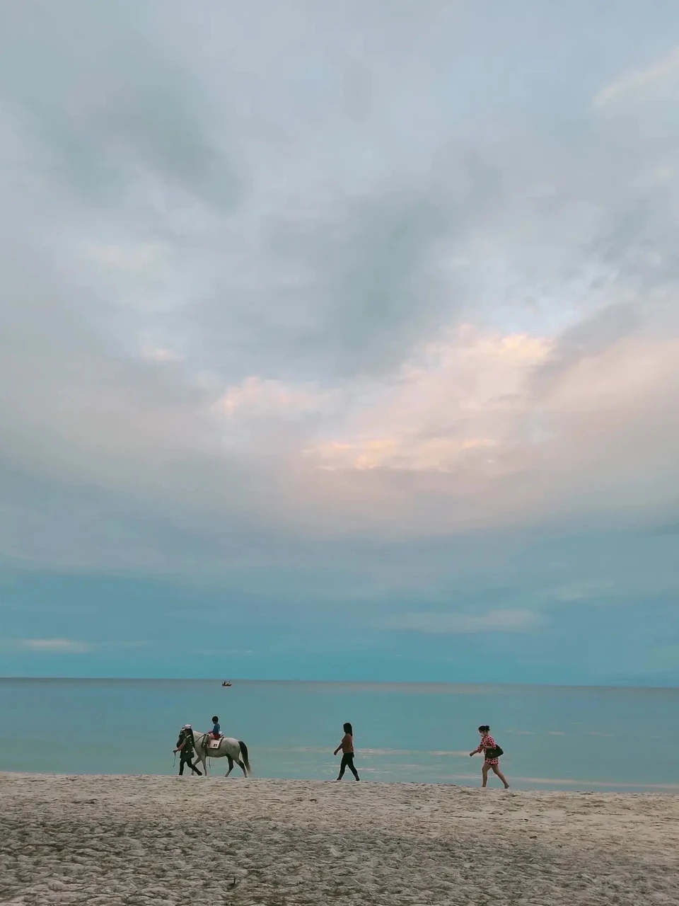 Photo 1 from Benjamin Simier’s Instagram post: Just a beautiful moment on the beach 🏖️