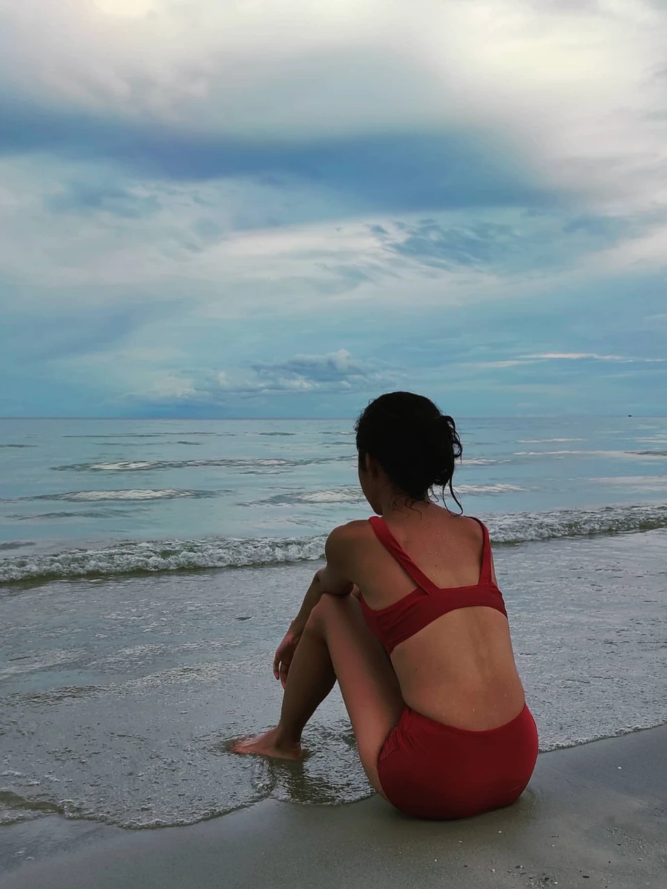 Photo 1 from Benjamin Simier’s Instagram post: A Thai girl on the beach ⛱️