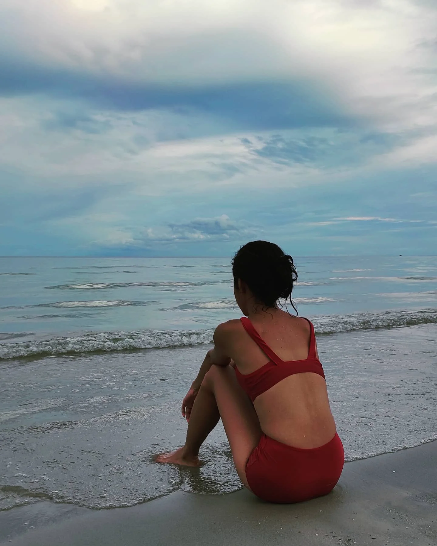 Photo 1 from Benjamin Simier’s Instagram post: A Thai girl on the beach ⛱️