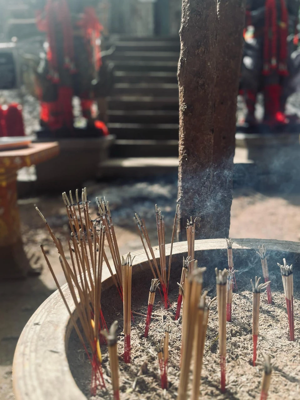 Photo 1 from Benjamin Simier’s Instagram post: Here is a photo of a Buddhist ceremony in Thailand 🇹🇭