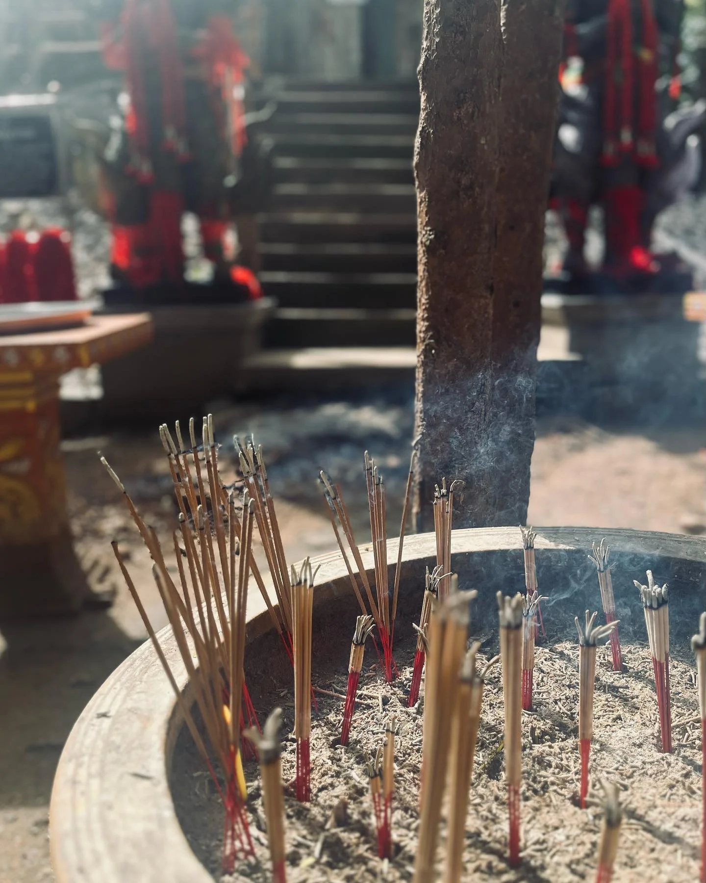 Photo 1 from Benjamin Simier’s Instagram post: Here is a photo of a Buddhist ceremony in Thailand 🇹🇭