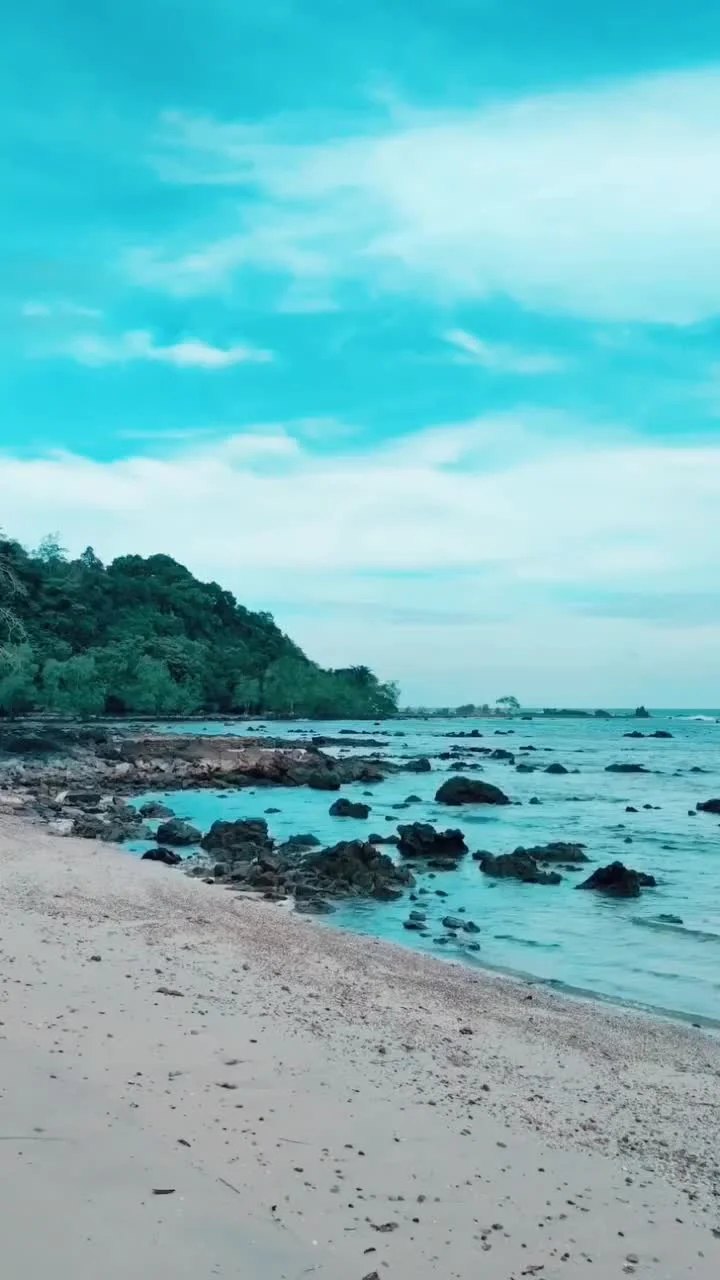 Video cover from Benjamin Simier’s Instagram reel: Girl on the beach in Thailand 🇹🇭