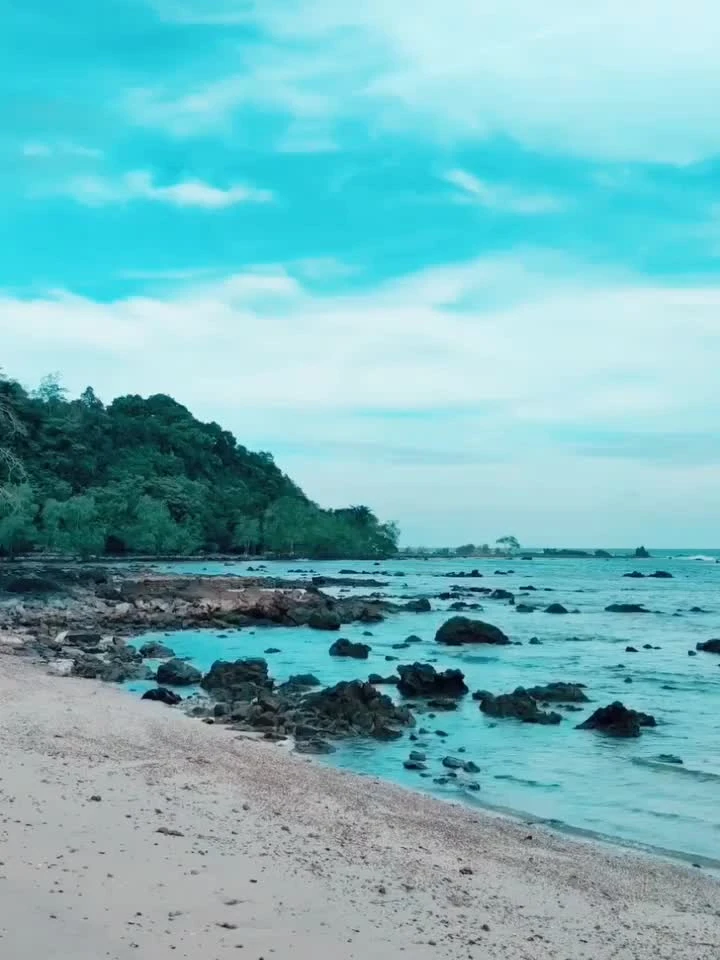 Video cover from Benjamin Simier’s Instagram reel: Girl on the beach in Thailand 🇹🇭